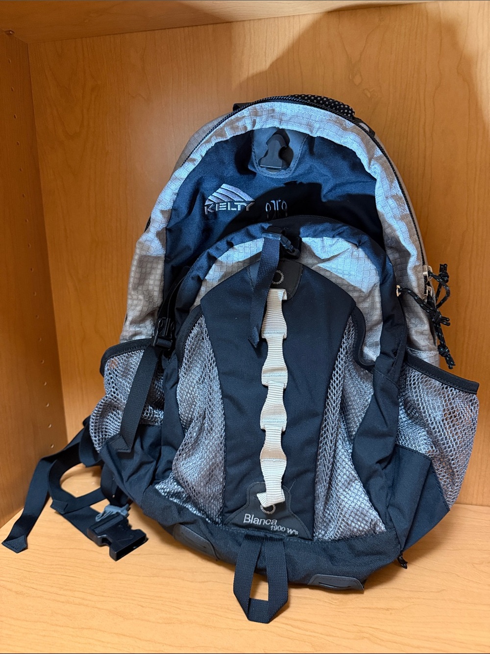Kelty Blanca 18L Black & Gray Daypack 

Title:
Kelty Blanca 1900